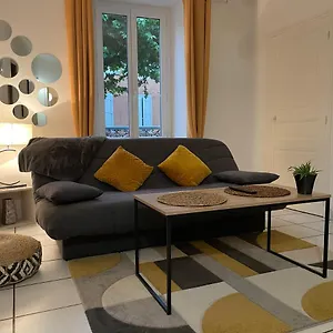  Appartement T2 Plein Centre Au 1er Etage Avec Parking Prive
